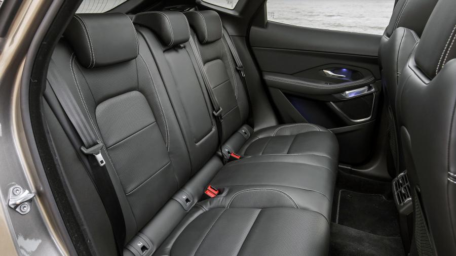 Интерьер Jaguar E-Pace R-Dynamic P300 AWD 2017 года  (UK) (фото 18 из 44)